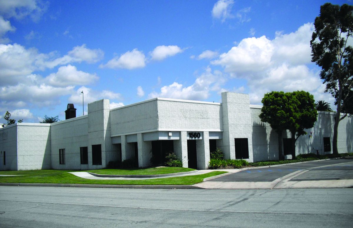 Building frontage and parking field at Stadium Plaza Business Park